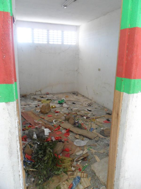 Lixo dentro do vestuário do Estádio Municipal(Imagem:Foto: Blog Paulistana)