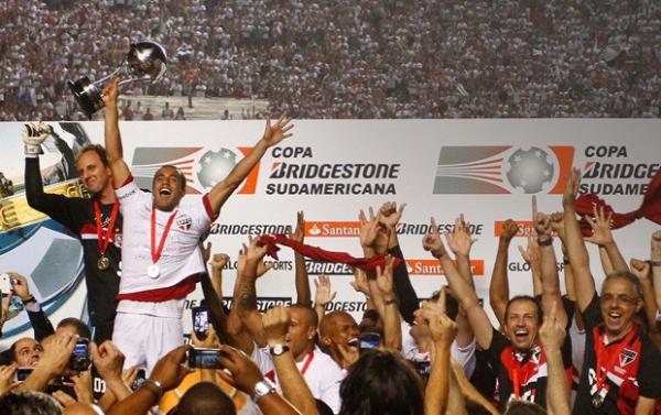 Lucas levanta a ta&ccedil;a de campe&atilde;o da Sul-Americana(Imagem:Reprodu&ccedil;&atilde;o)