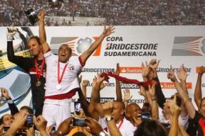 Lucas levanta a taça de campeão da Sul-Americana