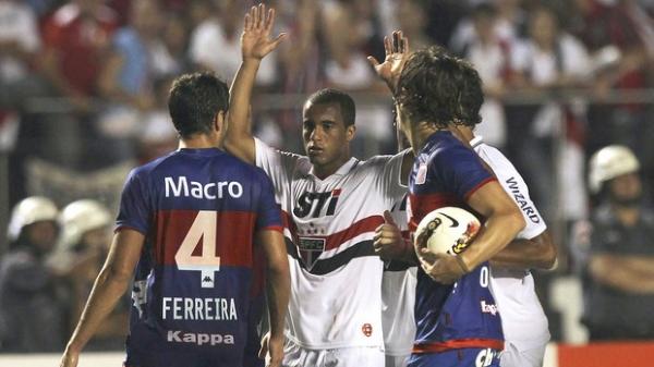 Lucas provoca Orban (com a bola) e depois &eacute; repreendido por Ferreira(Imagem:Reprodu&ccedil;&atilde;o)
