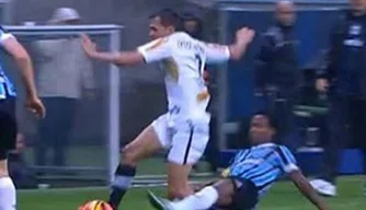 Lucas torce tornozelo esquerdo após entrada de Zé Roberto