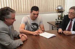 Lúcio assina seu contrato no CT do São Paulo