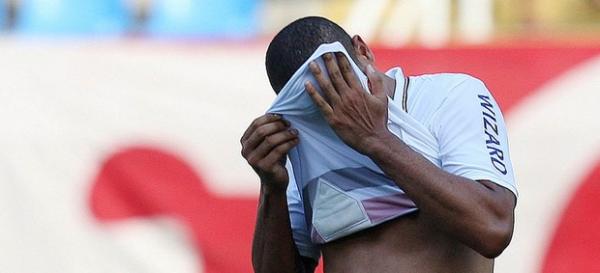 Luis Fabiano encobre o rosto lamentando pênalti perdido contra o Fla(Imagem:Reprodução)