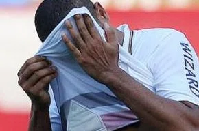 Luis Fabiano encobre o rosto lamentando pênalti perdido contra o Fla