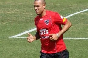 Luis Fabiano está perto de se tornar o maior artilheiro tricolor no Brasileiro