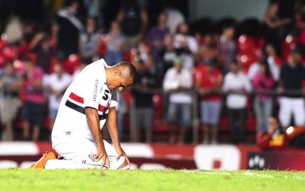 Luis Fabiano lamenta p&ecirc;nalti perdido no cl&aacute;ssico de domingo (Imagem:Reprodu&ccedil;&atilde;o)