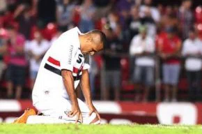 Luis Fabiano lamenta pênalti perdido no clássico de domingo