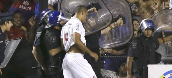 Luis Fabiano ouviu xingamentos de torcedores argentinos na Bombonera (Imagem:Reprodu&ccedil;&atilde;o)
