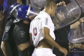Luis Fabiano ouviu xingamentos de torcedores argentinos na Bombonera