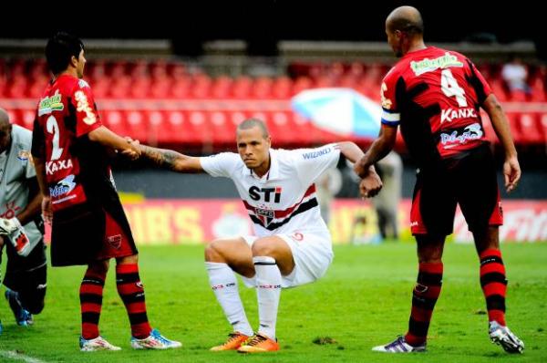 Luis Fabiano, que tenta fazer o São Paulo se reerguer, marcou um gol contra o Oeste e não comemorou(Imagem:Reprodução)