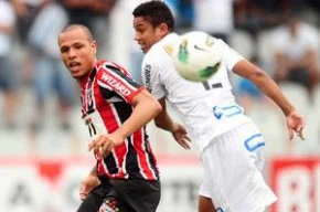 Luis Fabiano sofreu pancada no clássico