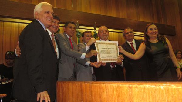 Lula recebendo o título dos deputados.(Imagem:Divulgação)