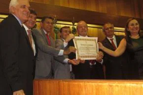 Lula recebendo o título dos deputados.