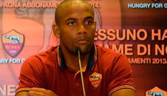Maicon durante entrevista coletiva no Roma