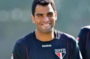 Maicon tomou o terceiro cartão amarelo contra o Internacional