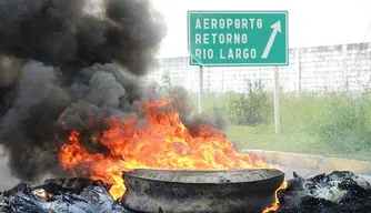 Manifestantes colocaram fogo em pneu e impediram o trânsito a caminho do aeroporto