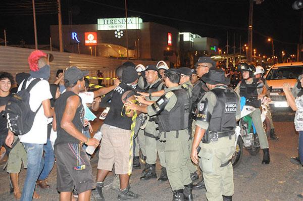 Manifestantes em atrito com policiais.(Imagem:Reprodu&ccedil;&atilde;o)