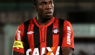 Manoel machuca o tornozelo e vira dúvida