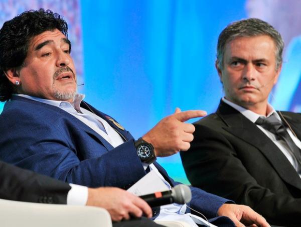 Maradona e Mourinho durante conferência em Dubai (Imagem:Reprodução)