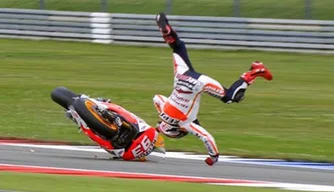 Marc Márquez sofre queda espetacular em Assen, Holanda