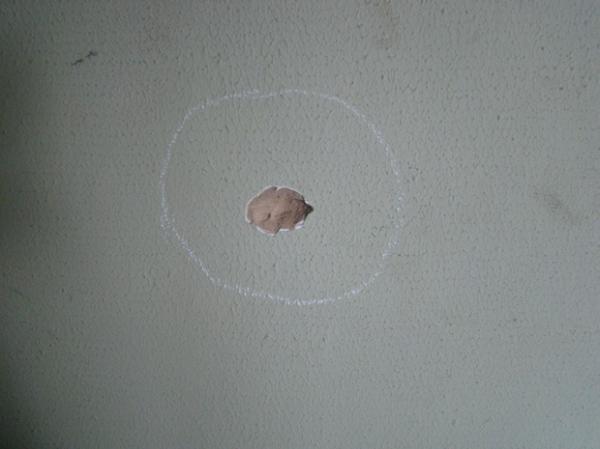 Marca do tiro na parede do 9ª DP(Imagem:Reprodução)