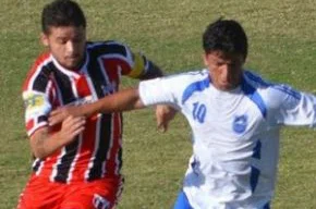 Marcelinho disputa bola com Zé Antonio