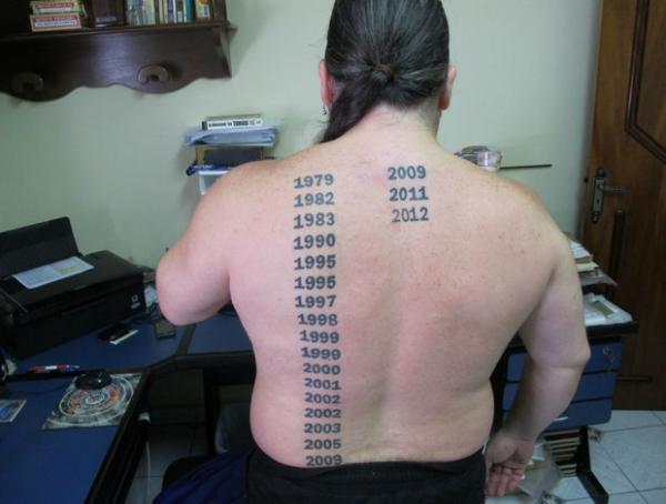 Marcelo exibe tatuagens com anos dos títulos que viu no estádio(Imagem:Reprodução)