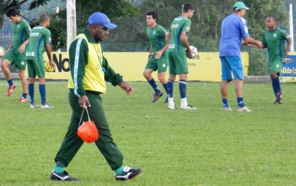 Marcelo Prates e juniores do Uberl&acirc;ndia durante treino(Imagem:Reprodu&ccedil;&atilde;o)
