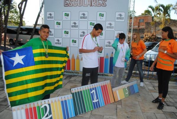 Marcelo Santana na cerim&ocirc;nia de p&oacute;dio nas Paral&iacute;mpiadas Escolares(Imagem:H&eacute;lder Rocha/Seduc)