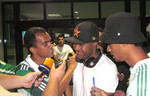 Marcos Assunção foi recebido com festa em Salvador