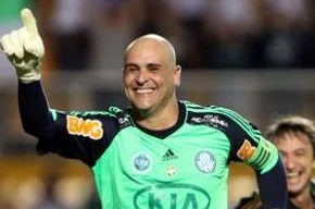 Marcos bate pênalti, faz o gol e comemora com a torcida