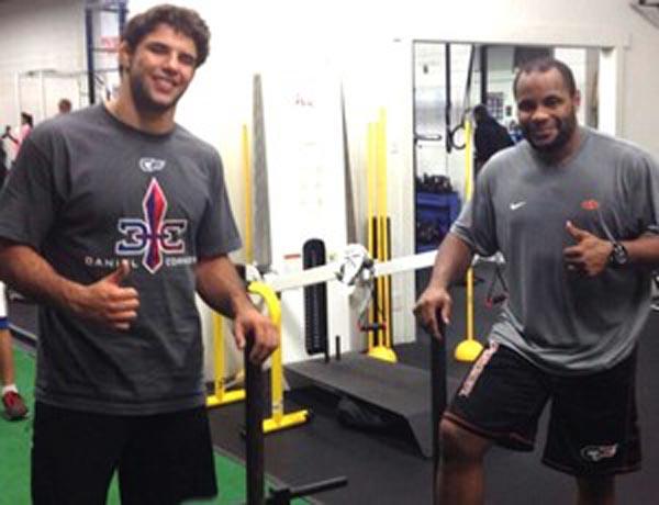 Marcus Buchecha e Daniel Cormier em um dos treinos na academia AK(Imagem:Reprodução)