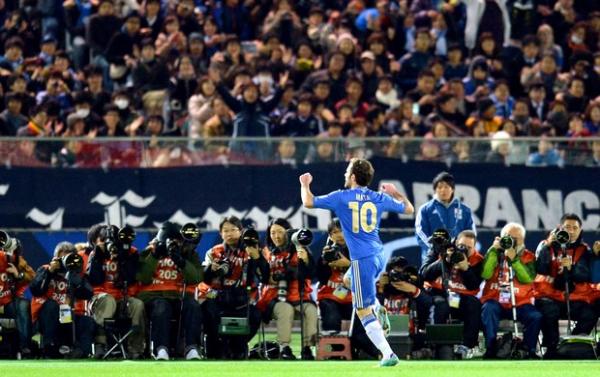 Mata corre para comemorar o primeiro gol: festa dos japoneses nas arquibancadas (Imagem:Reprodu&ccedil;&atilde;o)