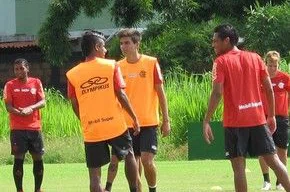 Mattheus (de laranja) participa de um de seus últimos treinos