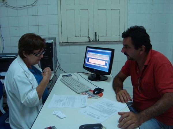 Médica Geracinda Martins fazendo exame no servidor Wagner, na noite de quinta-feira, dia 16 de agosto(Imagem:Reprodução)