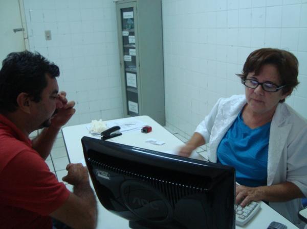 Médica Legista Geracinda Martins Fortes quando fazia exames no servidor Wagner Martins, no IML(Imagem:Reprodução)