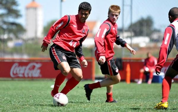 Meia Felipe, do Atlético-PR, treina no CT do Caju (Imagem:Reprodução)