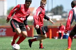 Meia Felipe, do Atlético-PR, treina no CT do Caju