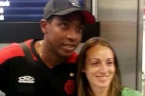Mesmo cansado, Renato parou para fotos com torcedores no aeroporto Galeão, no Rio