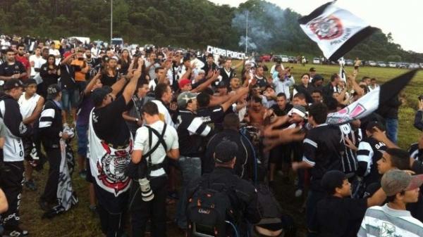 Mesmo sem acesso ao aeroporto, torcedores fazem festa(Imagem:Reprodu&ccedil;&atilde;o)