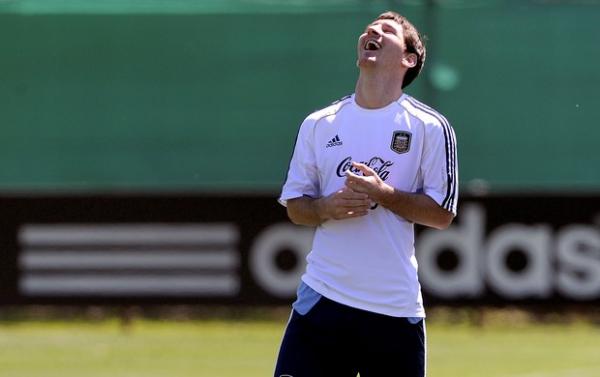 Messi é só alegria com a campanha argentina: liderança com seis jogos de invencibilidade (Imagem: AFP)