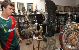 Michel Alves na sala de troféus de São Januário