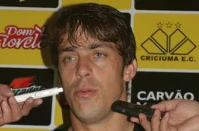 Michel Alves sente dores na coxa