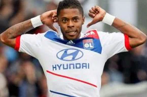 Michel Bastos anotou o primeiro gol do Lyon na vitória sobre o Valenciennes