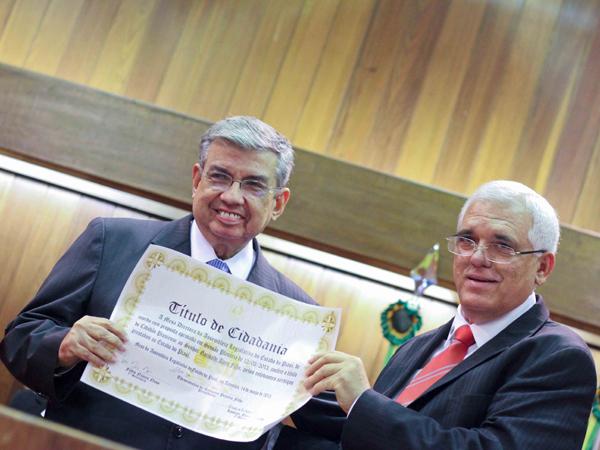 Ministro recebe título de cidadania das mãos do deputado Themístocles Filho(Imagem:Caio Bruno)
