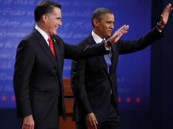 Mitt Romney e Barack Obama cumprimentam seus apoiadores pouco antes do in&iacute;cio do debate presidencial nos EUA (Imagem: Reuters)