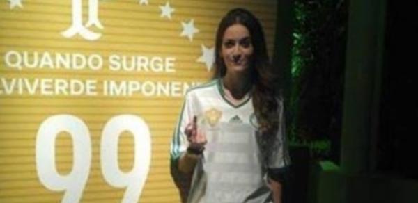 Modelo mostra o dedo m&eacute;dio e tira sarro do Palmeiras na festa dos 99 anos do clube(Imagem:Reprodu&ccedil;&atilde;o)