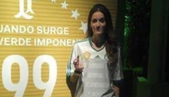 Modelo mostra o dedo médio e tira sarro do Palmeiras na festa dos 99 anos do clube