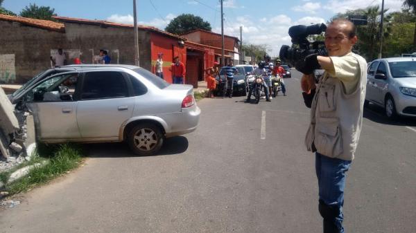 Momento que houve a colis&atilde;o do carro no poste de energia el&eacute;trica(Imagem:Reprodu&ccedil;&atilde;o)