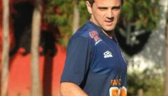 Montillo faz coro com a torcida pela volta de Alex